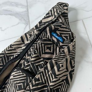 One shoulder “Sling” Kavu bag. Perfect for hiking, day trips, theme parks, etc.